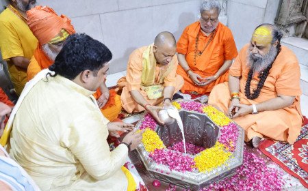 सीएम योगी ने गाजियाबाद के ऐतिहासिक दूधेश्वरनाथ मंदिर में की पूजा-अर्चना, प्रदेश की खुशहाली के लिए मांगा आशीर्वाद