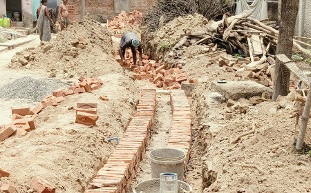 मानिकपुर: डूडा के निर्माण कार्य में धांधली का आरोप, घटिया सामग्री देख भड़के वार्डवासी