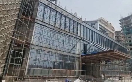 यूपी के गाजियाबाद में निर्माणाधीन मॉल में मिली मासूम बच्ची की लाश