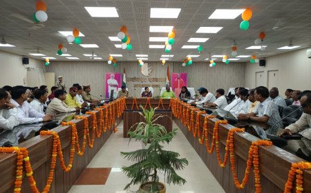 अम्बेडकरनगर: डीएम ईशा प्रिया का सख्त निर्देश, बिना फिटनेस स्कूली बसें होंगी सीज