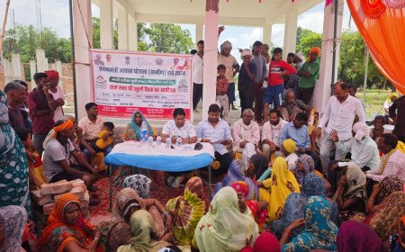 खुली बैठक में पढ़ी गई पीएम आवास के लाभार्थियों की सूची, ग्रामीणों ने दी सर्वसम्मति से मंजूरी