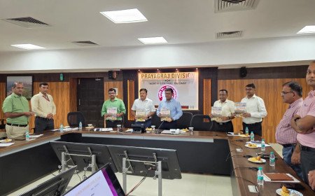 प्रयागराज: डीआरएम की अध्यक्षता में राजभाषा समिति की बैठक संपन्न, 'रेल त्रिवेणी' पत्रिका के नए अंक का हुआ विमोचन