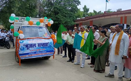 प्रभारी मंत्री ओम प्रकाश राजभर ने भूगर्भ जल जागरूकता वाहन रैली को दिखाई हरी झंडी