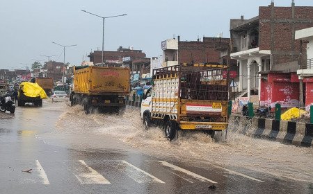 मानिकपुर: हल्की बारिश में 'तालाब' बना सभागंज चौराहा, लखनऊ-प्रयागराज हाईवे पर जलभराव से जनता त्रस्त