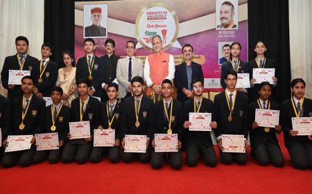 राज्यपाल ने मेधावी छात्रों को किया सम्मानित, करियर और शिक्षा पर दिया मार्गदर्शन