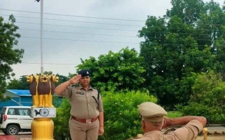 कौशाम्बी में एएसपी अमिता सिंह ने ली साप्ताहिक परेड की सलामी: टर्नआउट का किया निरीक्षण, दिए अनुशासन व मुस्तैदी के कड़े निर्देश