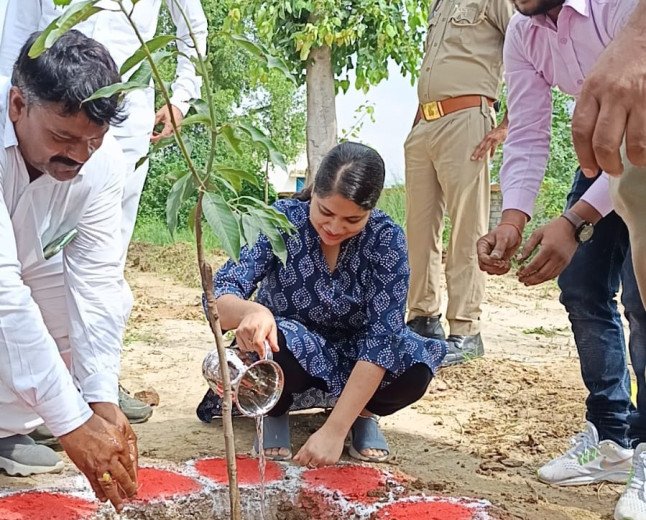 अम्बेडकरनगर में जिलाधिकारी ने अमृत सरोवर और वृक्षारोपण का स्थलीय निरीक्षण कर दिए निर्देश