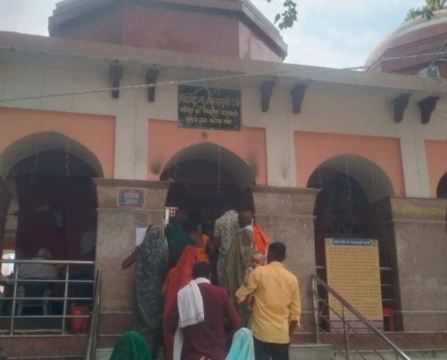 शीतला सप्तमी पर महिलाओं ने गंगा में लगाई आस्था की डुबकी, मां ज्वालामुखी धाम में चढ़ाया हलवा-पूड़ी का रोट