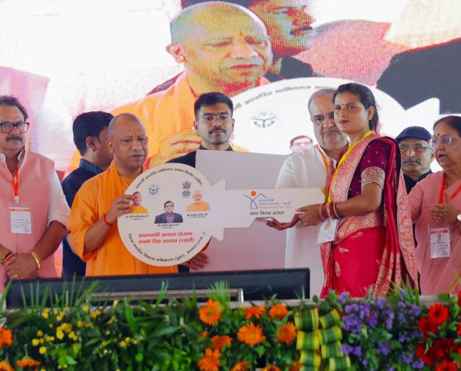 आगरा बनेगा 'फ्यूचर रेडी' सिटी: सीएम योगी ने दी ₹342 करोड़ की 53 विकास परियोजनाओं की सौगात, एयरपोर्ट और टाउनशिप से बदलेगी तस्वीर