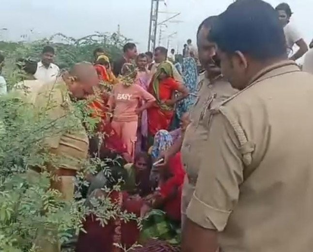 कौशाम्बी: हरियाणा से घर लौट रहे युवक का रेलवे ट्रैक पर मिला दो टुकड़ों में शव, परिजनों ने जताई हत्या की आशंका