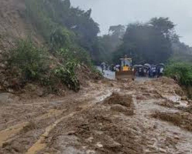मंडी-पठानकोट हाईवे सात घंटे बाद बहाल: मैगल में भारी भूस्खलन से थमा था पहिया