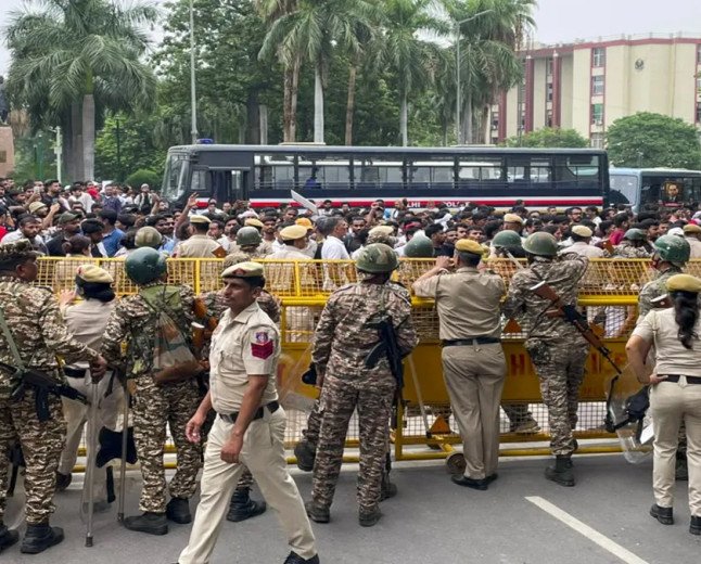 दिल्ली पुलिस ने जंतर मंतर पर सुरक्षा बढ़ाई चार मुख्य मेट्रो स्टेशनों पर निगरानी