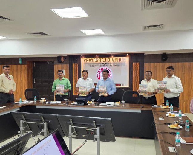 प्रयागराज: डीआरएम की अध्यक्षता में राजभाषा समिति की बैठक संपन्न, 'रेल त्रिवेणी' पत्रिका के नए अंक का हुआ विमोचन