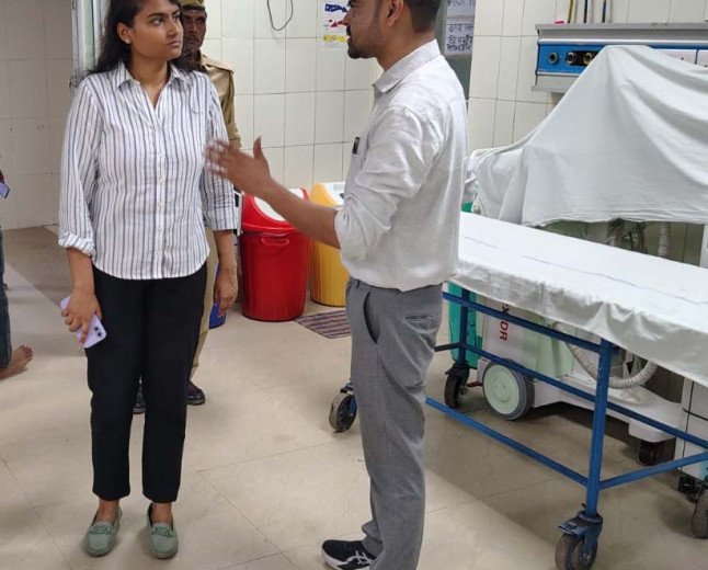 प्रयागराज: स्वरूपरानी नेहरू चिकित्सालय में प्रशासनिक हड़कंप, अपर नगर मजिस्ट्रेट के औचक निरीक्षण में खुली व्यवस्थाओं की सूरत