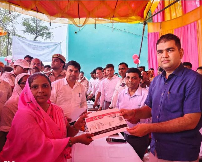 कौशाम्बी के म्योहर में डीएम ने लगाई चौपाल, योजनाओं से वंचित पात्रों को तुरंत लाभ देने का फरमान