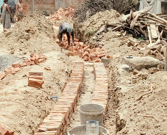 मानिकपुर: डूडा के निर्माण कार्य में धांधली का आरोप, घटिया सामग्री देख भड़के वार्डवासी