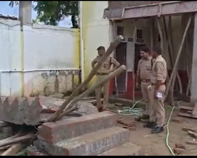शटरिंग खोलते समय भरभरा कर गिरा विद्यालय का लिंटर, मज़दूर की दर्दनाक मौत; प्रबंधक पर संगीन आरोप