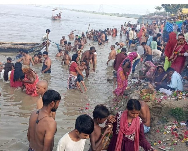 गुरु पूर्णिमा पर 'हर-हर गंगे' के जयकारों से गूंजे कुंडा के गंगा घाट, अवधेश्वरनाथ धाम में लगा श्रद्धालुओं का तांता