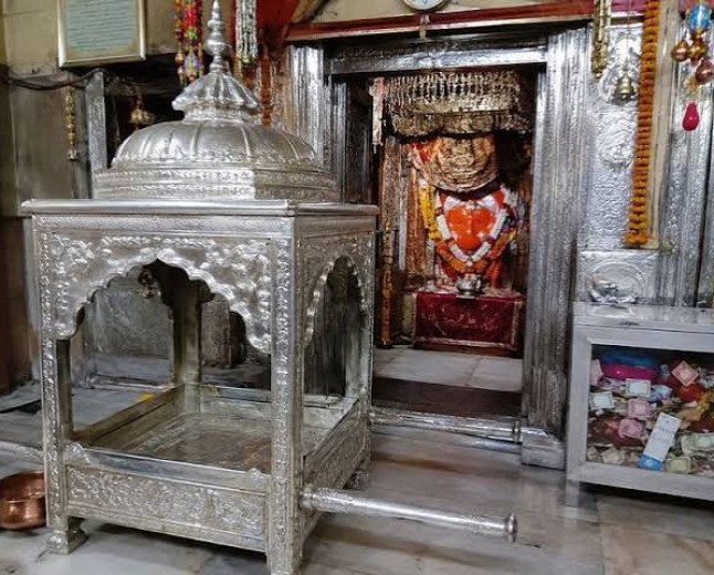 सिरमौर: ऐतिहासिक मंदिर में बड़ी डकैती, चांदी की पालकी और गहने ले उड़े चोर