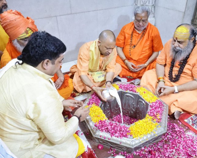 सीएम योगी ने गाजियाबाद के ऐतिहासिक दूधेश्वरनाथ मंदिर में की पूजा-अर्चना, प्रदेश की खुशहाली के लिए मांगा आशीर्वाद
