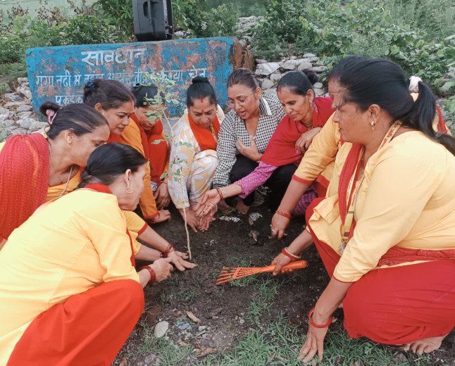 ऋषिकेश: पूर्णानंद घाट पर गूंजा हरित संदेश, गंगा तट को हरा-भरा बनाने के लिए महिलाओं ने संभाली कमान