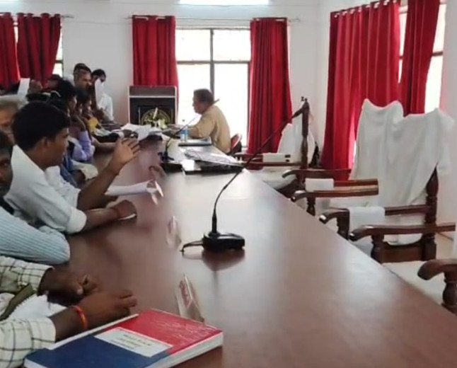 प्रतापगढ़: कुंडा में खानापूर्ति बना जिला स्तरीय संपूर्ण समाधान दिवस, DM-SP के न आने से खाली रहीं कुर्सियां, 270 में से सिर्फ 15 शिकायतों का हुआ निस्तारण