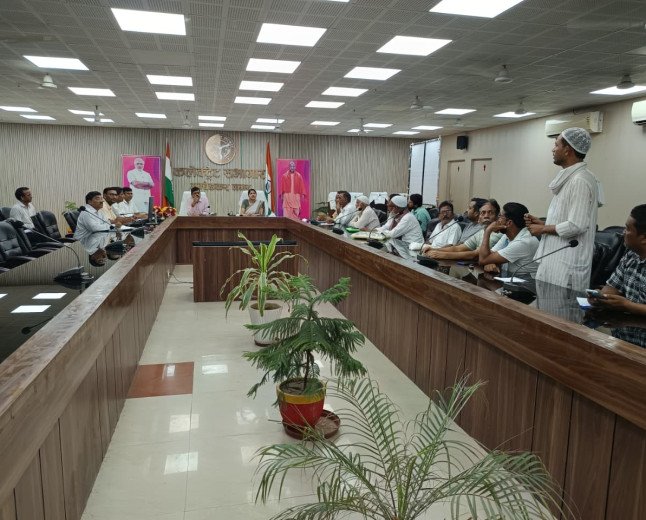 कपड़ा मंत्रालय के निदेशक और DM ने सुनीं समस्याएं, टेक्सटाइल यूनिट्स का किया दौरा