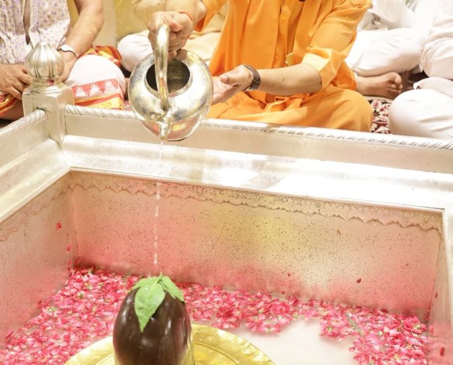 मुख्यमंत्री योगी आदित्यनाथ ने काशी विश्वनाथ और काल भैरव मंदिर में टेका माथा, की लोक-कल्याण की कामना