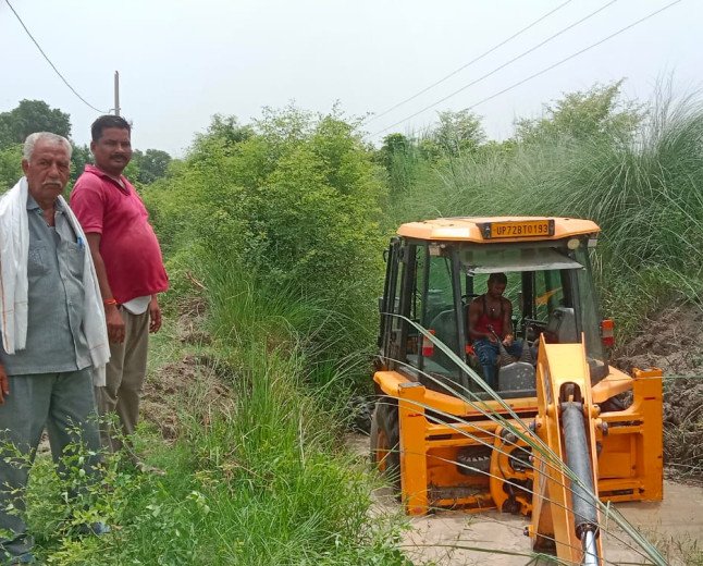 मसीहा बने प्रधान: सरकारी बजट का नहीं किया इंतजार, निजी जेब से 6 किमी नहर साफ कराकर बचाई 10 गांवों की फसल