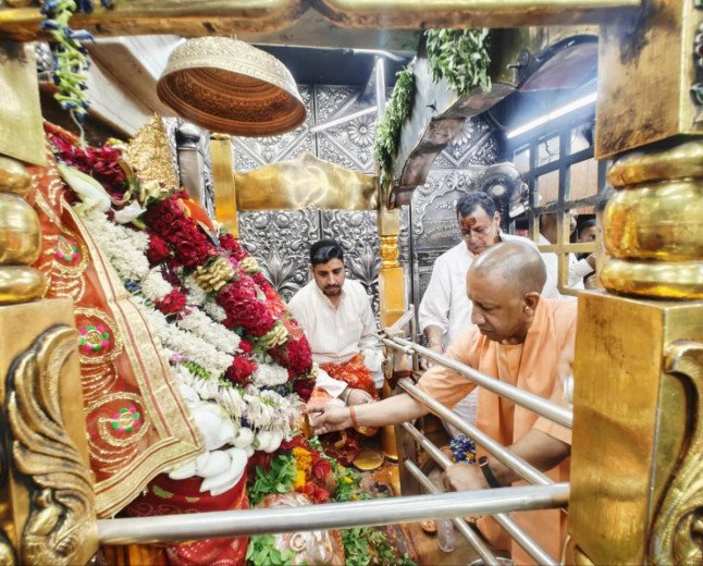धार्मिक और विकास पथ पर यूपी: CM YOGI ADITYANATH ने मीरजापुर में की माँ विंध्यवासिनी की आराधना