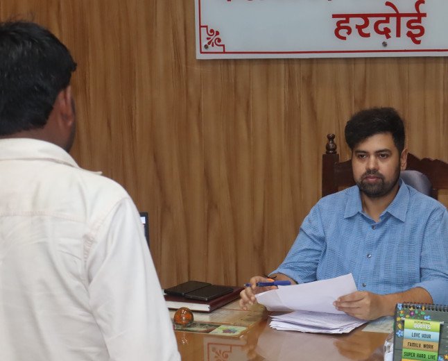 कलेक्ट्रेट में जनता की अदालत: जिलाधिकारी अनुनय झा ने सुनीं 79 शिकायतें, कड़े लहजे में दिए समयबद्ध निस्तारण के निर्देश