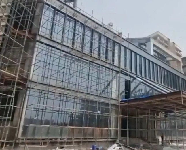 यूपी के गाजियाबाद में निर्माणाधीन मॉल में मिली मासूम बच्ची की लाश