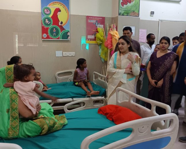 राज्य महिला आयोग की उपाध्यक्ष अपर्णा यादव ने अंबेडकरनगर केंद्रों का किया निरीक्षण