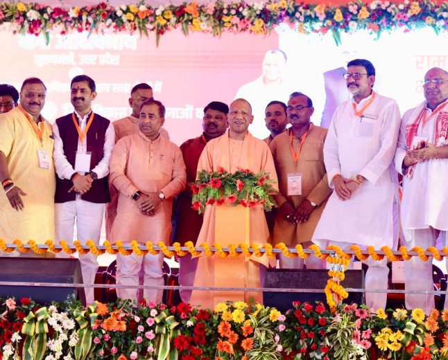 चित्रकूट का कायाकल्प: सीएम योगी ने दी ₹951 करोड़ की 124 विकास परियोजनाओं की सौगात, लाभार्थियों को सौंपे चेक और स्मार्टफोन
