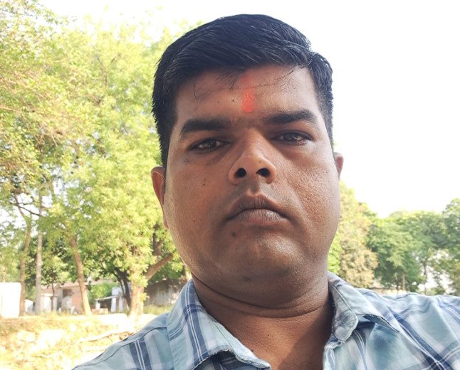 ईमानदारी की अनूठी मिसाल: सड़क पर मिला 8 हजार रुपये से भरा पर्स, सोशल मीडिया से खोजकर हरीलाल यादव ने मालिक को लौटाया