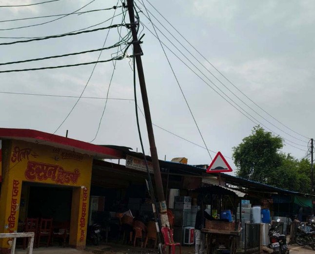 मानिकपुर में हादसे को दावत दे रहा जर्जर बिजली का पोल; कभी भी गिर सकती है कयामत, खौफ में क्षेत्रवासी