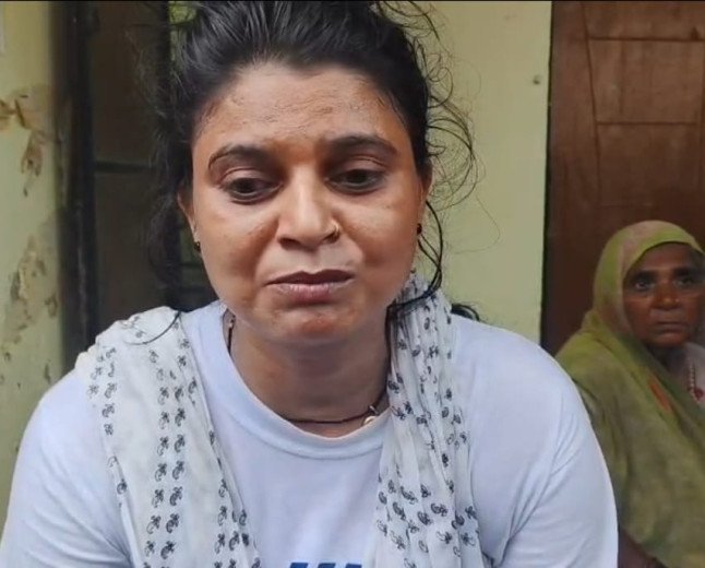 प्रतापगढ़: शांतिभंग की कार्रवाई के बाद कुंडा तहसील में भारी हंगामा, युवती ने पुलिस पर जड़े गंभीर आरोप