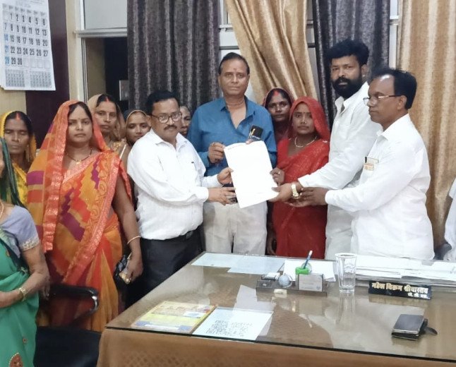 प्रयागराज: वीरभानपुर न्याय पंचायत की समस्याओं को लेकर कांग्रेस ने BDO फूलपुर को सौंपा ज्ञापन, आंदोलन की दी चेतावनी