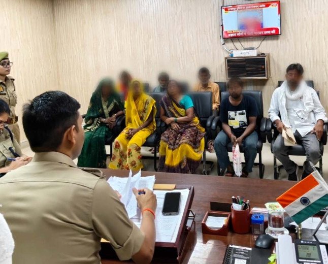 कौशाम्बी: पुलिस ऑफिस में एसपी सत्यनारायण प्रजापत की जनसुनवाई, फरियादियों की समस्याएं सुन अधिकारियों को दिए सख्त निर्देश