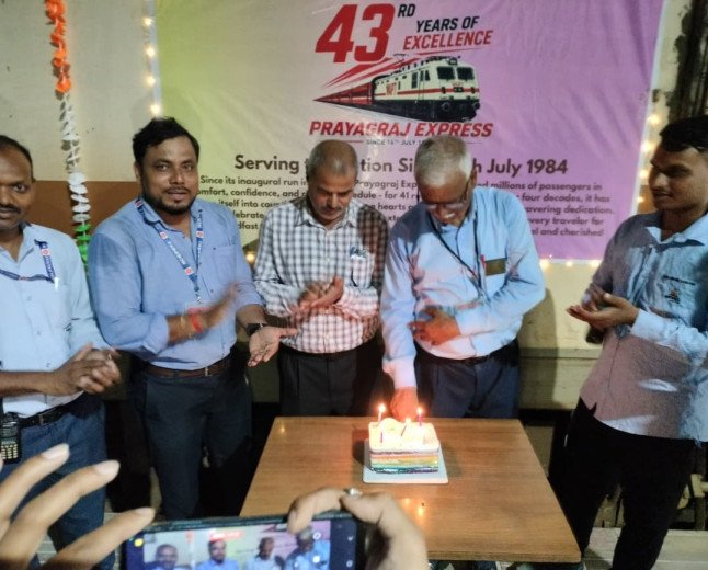 प्रयागराज एक्सप्रेस ने पूरे किए सेवा के 42 वर्ष, जंक्शन पर केक काटकर मनाया गया जन्मदिन