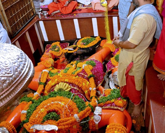प्रयागराज: सीएम योगी आदित्यनाथ ने लेटे हनुमान जी के दरबार में टेका माथा