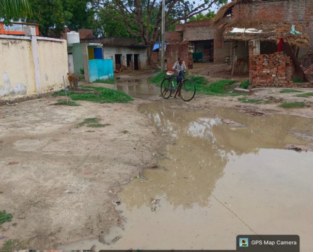 कौशाम्बी: जलभराव से सड़क बनी तालाब, ग्रामीणों ने दी विधानसभा चुनाव बहिष्कार की चेतावनी