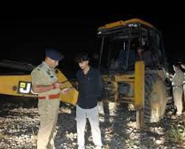 देहरा पुलिस की बड़ी कार्रवाई अवैध खनन में लगी जेसीबी और चार टिपर जब्त