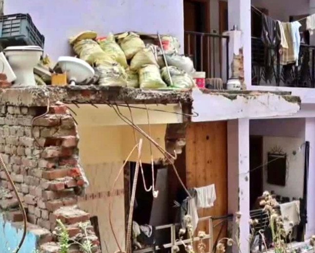 आपदा के 1 साल बाद भी नहीं बदले हालात: कुल्लू के अखाड़ा बाजार में 200 परिवारों पर फिर मंडराया लैंडस्लाइड का खतरा