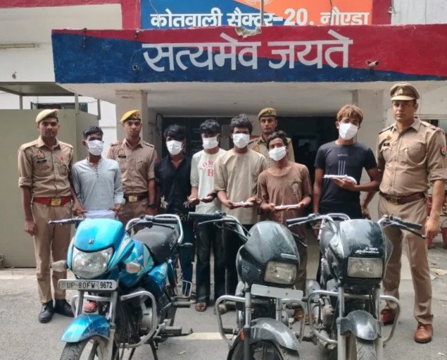 नोएडा पुलिस ने वाहन और मोबाइल लूटने वाले गिरोह का किया भंडाफोड़