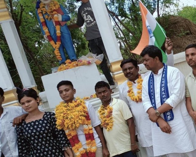 समंदर फतह कर लौटी प्रतापगढ़ की बेटी: नौसेना की ट्रेनिंग पूरी कर गांव पहुंची काजल गौतम का ऐतिहासिक स्वागत