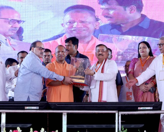 सुलतानपुर में विकास की नई उड़ान: सीएम योगी ने दी ₹819 करोड़ की 99 परियोजनाओं की सौगात