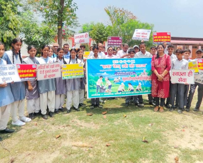 प्रयागराज में वन महोत्सव की धूम: गंगा तट पर छात्रों ने रोपे पौधे, लिया धरा को हरा-भरा बनाने का संकल्प