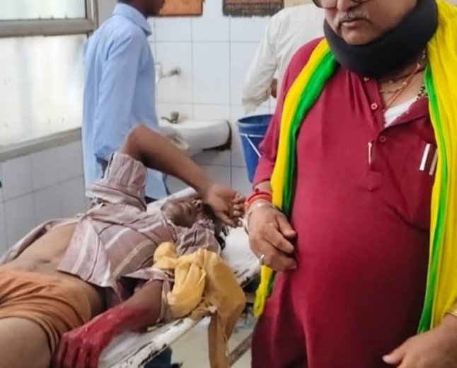 कुंडा में भीषण सड़क हादसे में घायल युवक के लिए 'देवदूत' बने राजा भइया के प्रतिनिधि, खुद गाड़ी से पहुंचाया अस्पताल