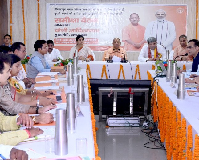 मीरजापुर: सीएम योगी की मंडलीय समीक्षा, विंध्यवासिनी धाम जाने वाले मार्ग बनेंगे 'स्मार्ट रोड', विकास कार्यों को गति देने के कड़े निर्देश